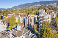 1737 Duchess Ave in West Vancouver, BC - Building Photo - Building Photo