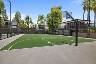 Avondale at Warner Center in Woodland Hills, CA - Foto de edificio - Building Photo
