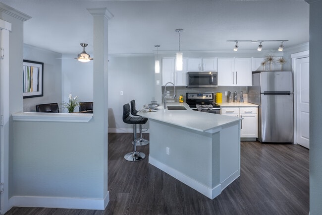 Overlook at Lakemont in Bellevue, WA - Building Photo - Building Photo