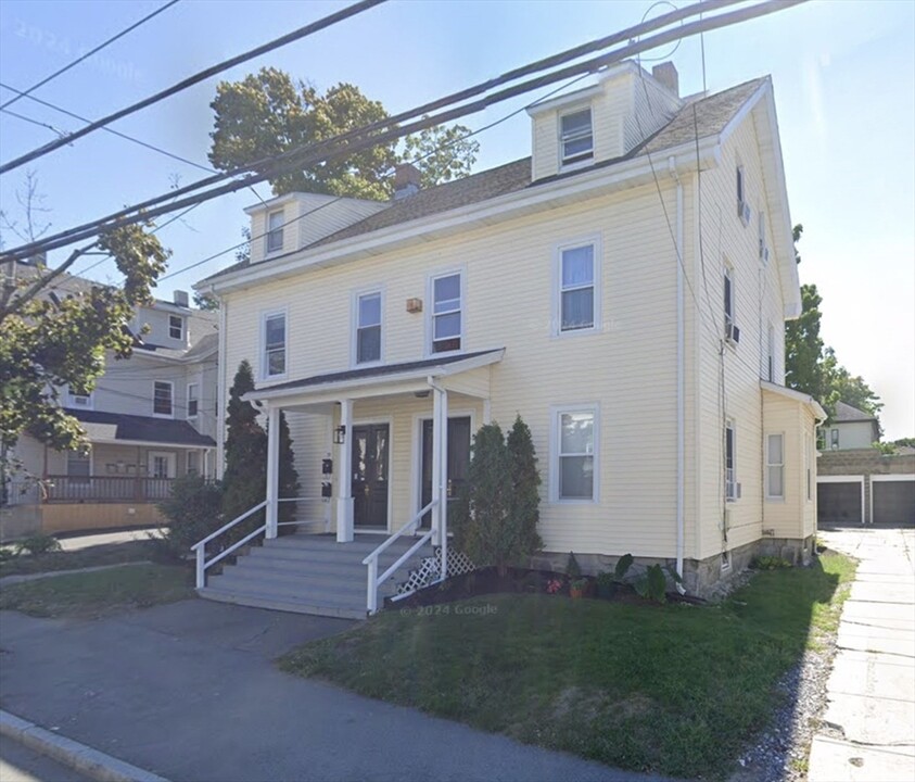 77 Brown St, Unit 2 in Waltham, MA - Foto de edificio