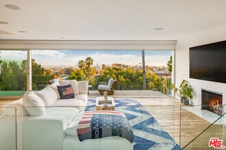 7924 Hillside Ave in Los Angeles, CA - Building Photo - Building Photo