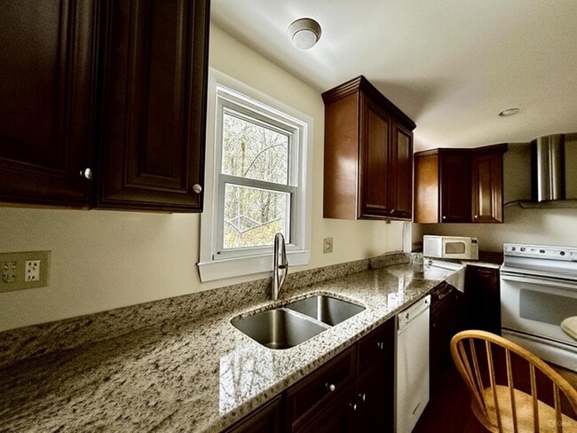 108 Chesterfield Rd in East Lyme, CT - Building Photo - Building Photo