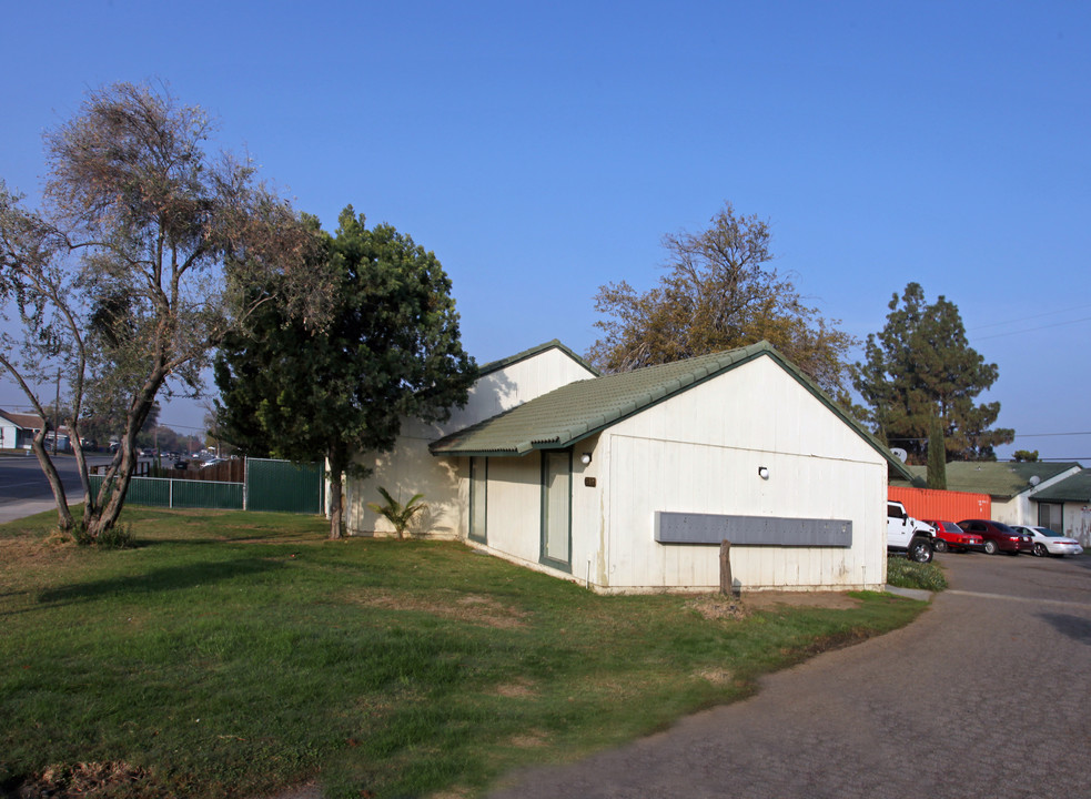 Shamrock Gardens Apartments in Hanford, CA - Building Photo