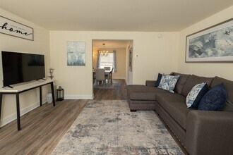 Walnut Grove Townhomes* in Essex, MD - Foto de edificio - Building Photo