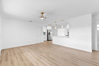 533 Riverside Dr in Palm Beach Gardens, FL - Building Photo - Building Photo