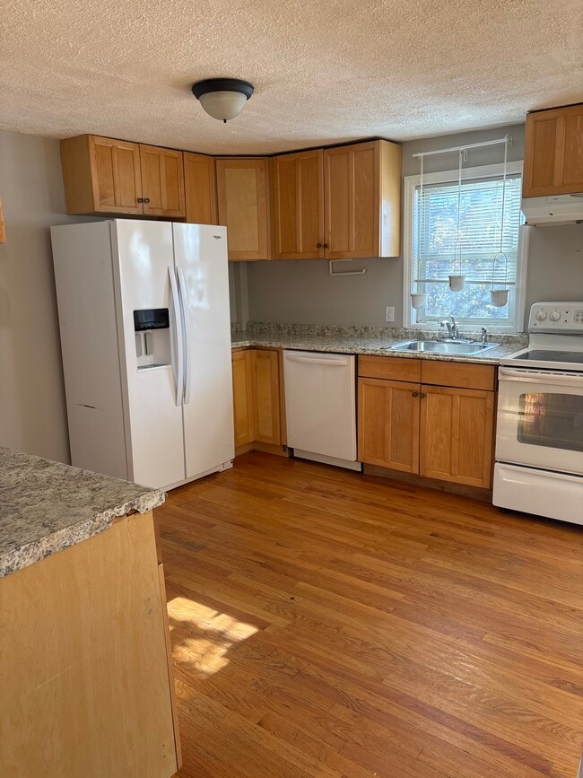 27 Elm St, Unit #1 in Methuen, MA - Building Photo - Building Photo