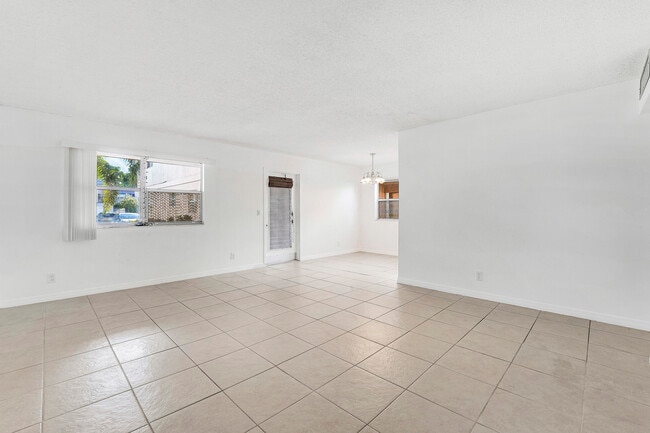 541 Saxony Dr in Delray Beach, FL - Building Photo - Building Photo
