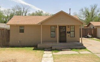 2425 22nd Pl in Lubbock, TX - Building Photo