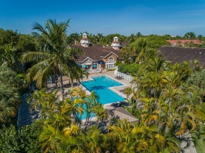 Vista Lago at the Hammocks in Miami, FL - Foto de edificio - Building Photo