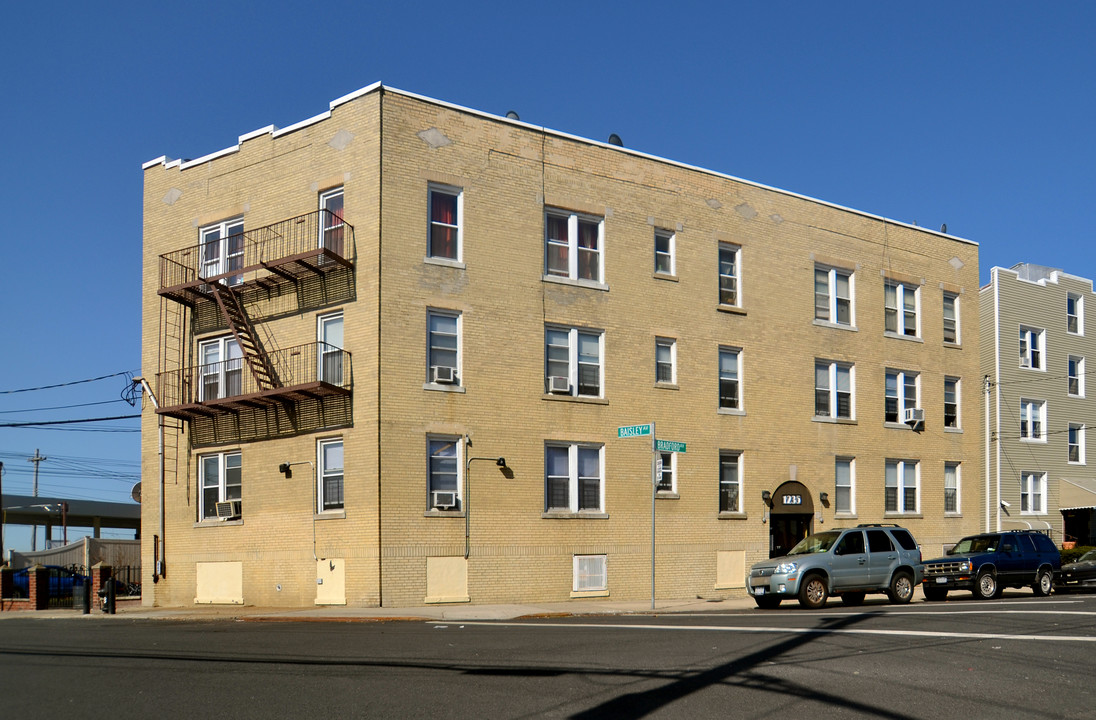 1235 Bradford Ave in Bronx, NY - Foto de edificio