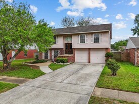 430 Redway Ln in Webster, TX - Building Photo