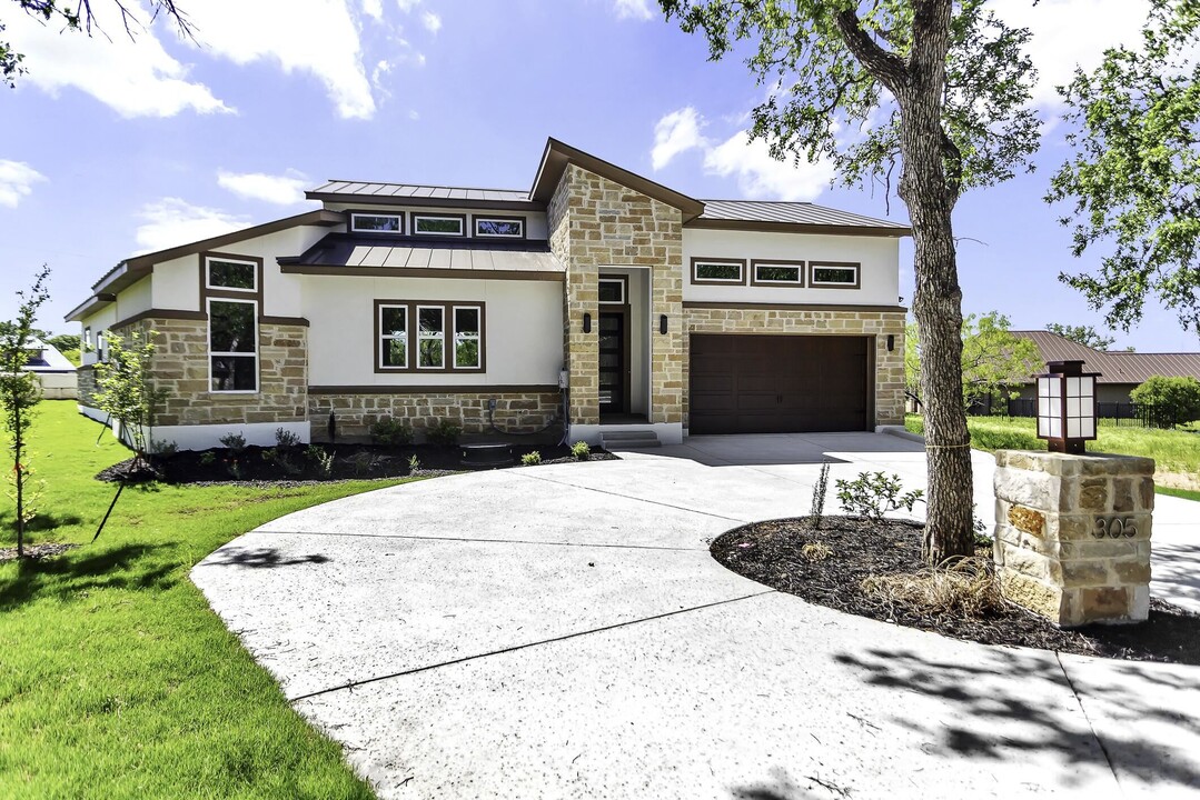 305 Fire Dance in Horseshoe Bay, TX - Building Photo