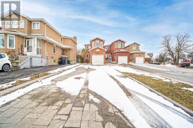 165 Clonmore Dr in Toronto, ON - Building Photo - Building Photo