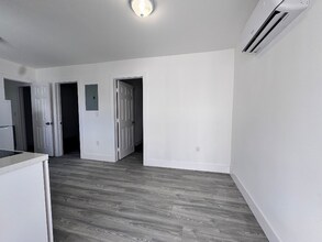 1720 NW 34th Ave in Miami, FL - Foto de edificio - Building Photo