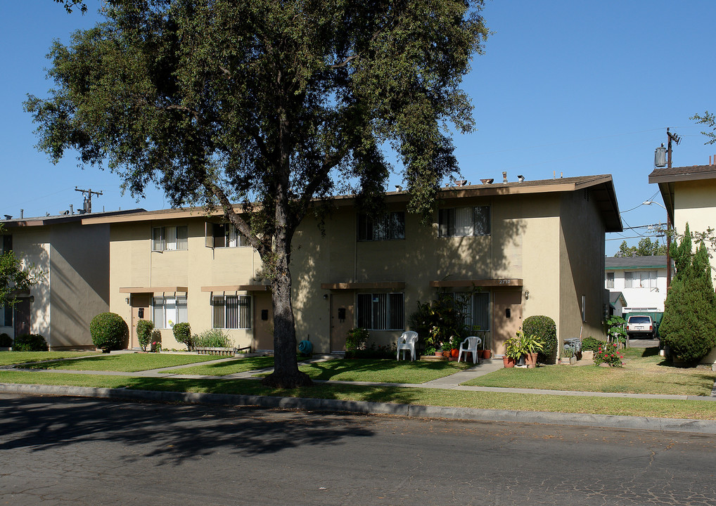 2710 S Rosewood Ave in Santa Ana, CA - Building Photo