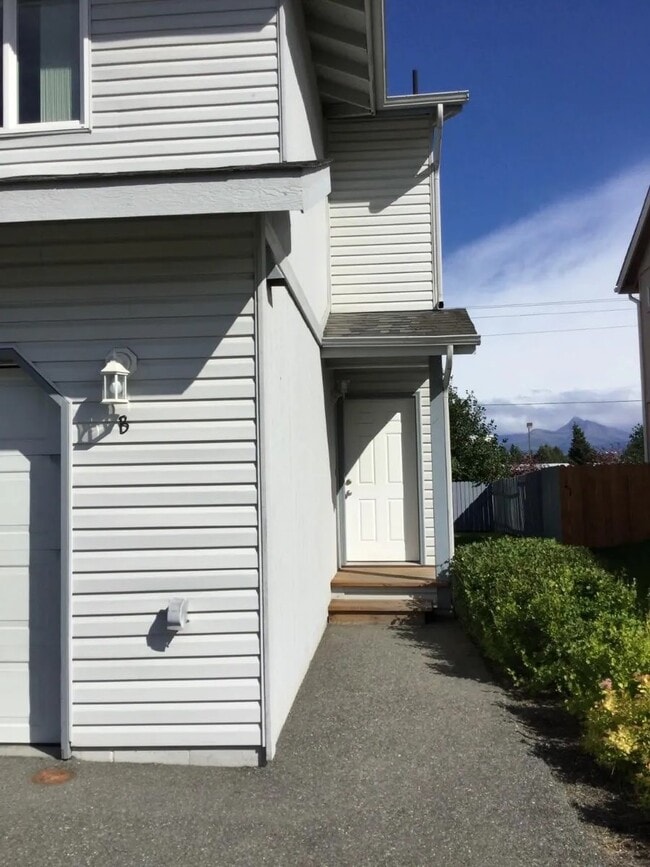 8819 Lakehurst Dr in Anchorage, AK - Foto de edificio - Building Photo