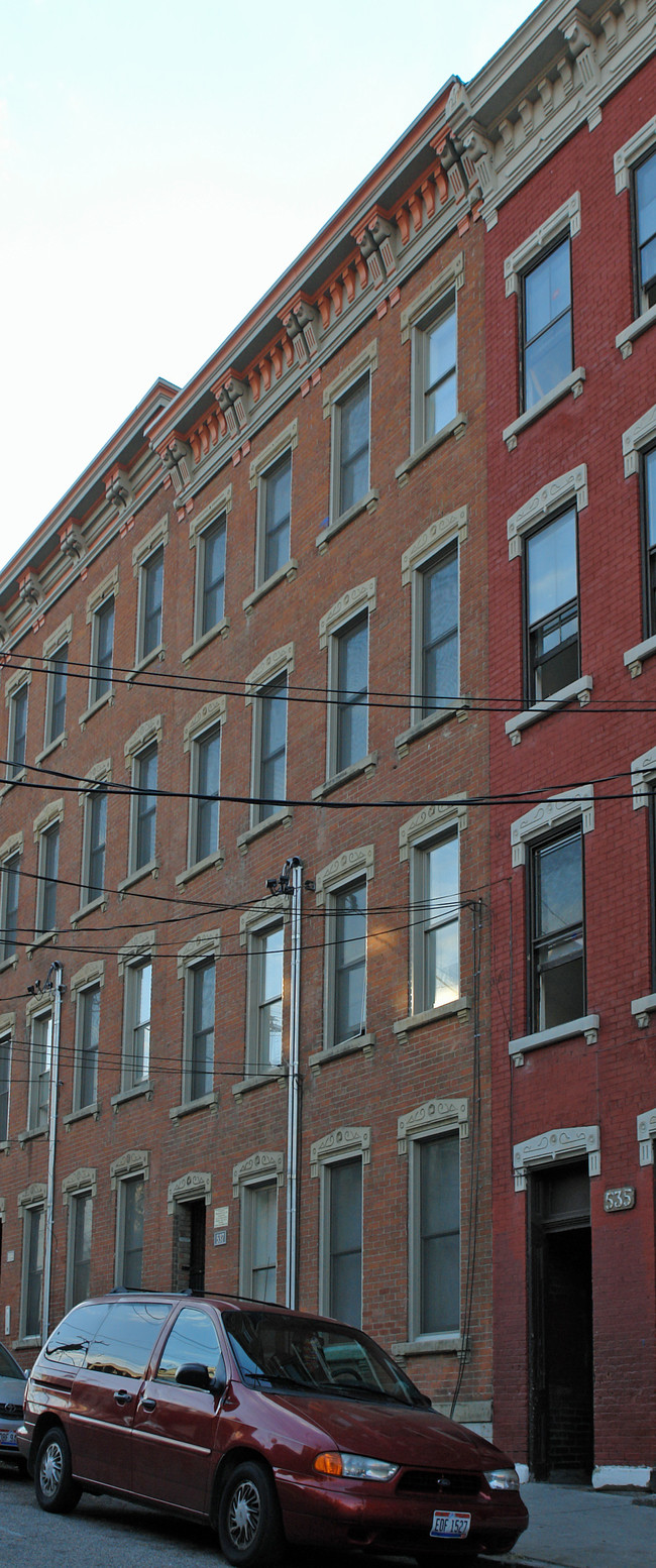 537 E Thirteenth St in Cincinnati, OH - Foto de edificio - Building Photo