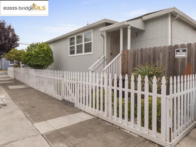 5823 Eastlawn St in Oakland, CA - Building Photo