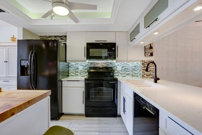 285 Naples Cove Dr in Naples, FL - Building Photo - Building Photo