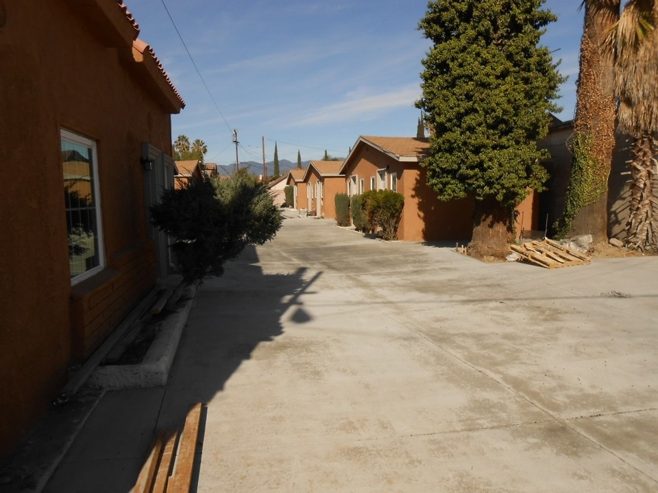 1526 W Foothill Blvd in Rialto, CA - Building Photo