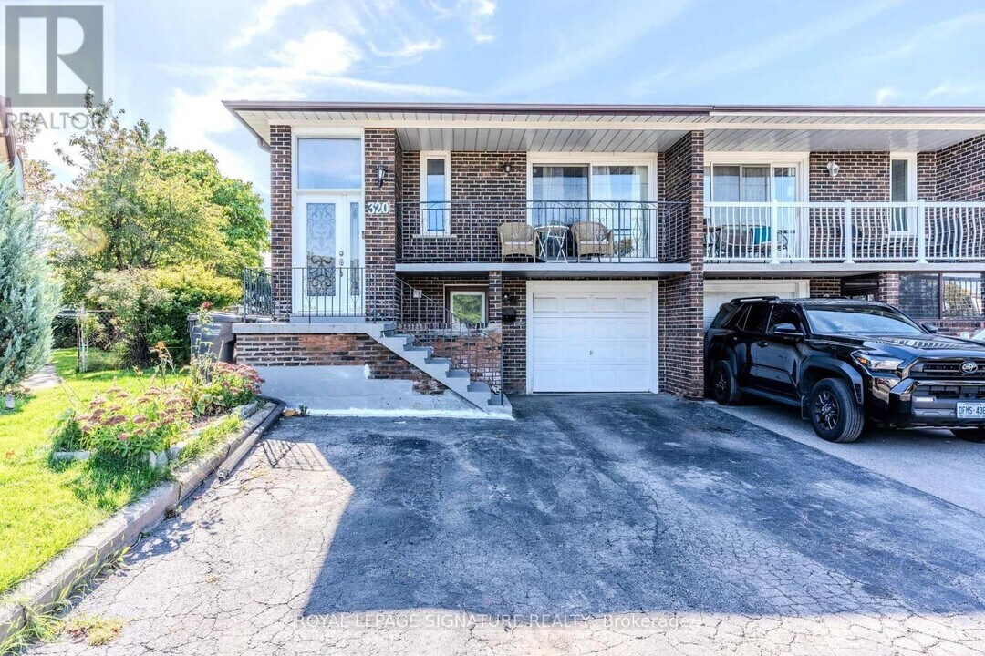 320 Royal Salisbury Way in Brampton, ON - Building Photo