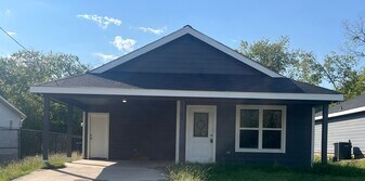 1203 Booker St in Commerce, TX - Building Photo