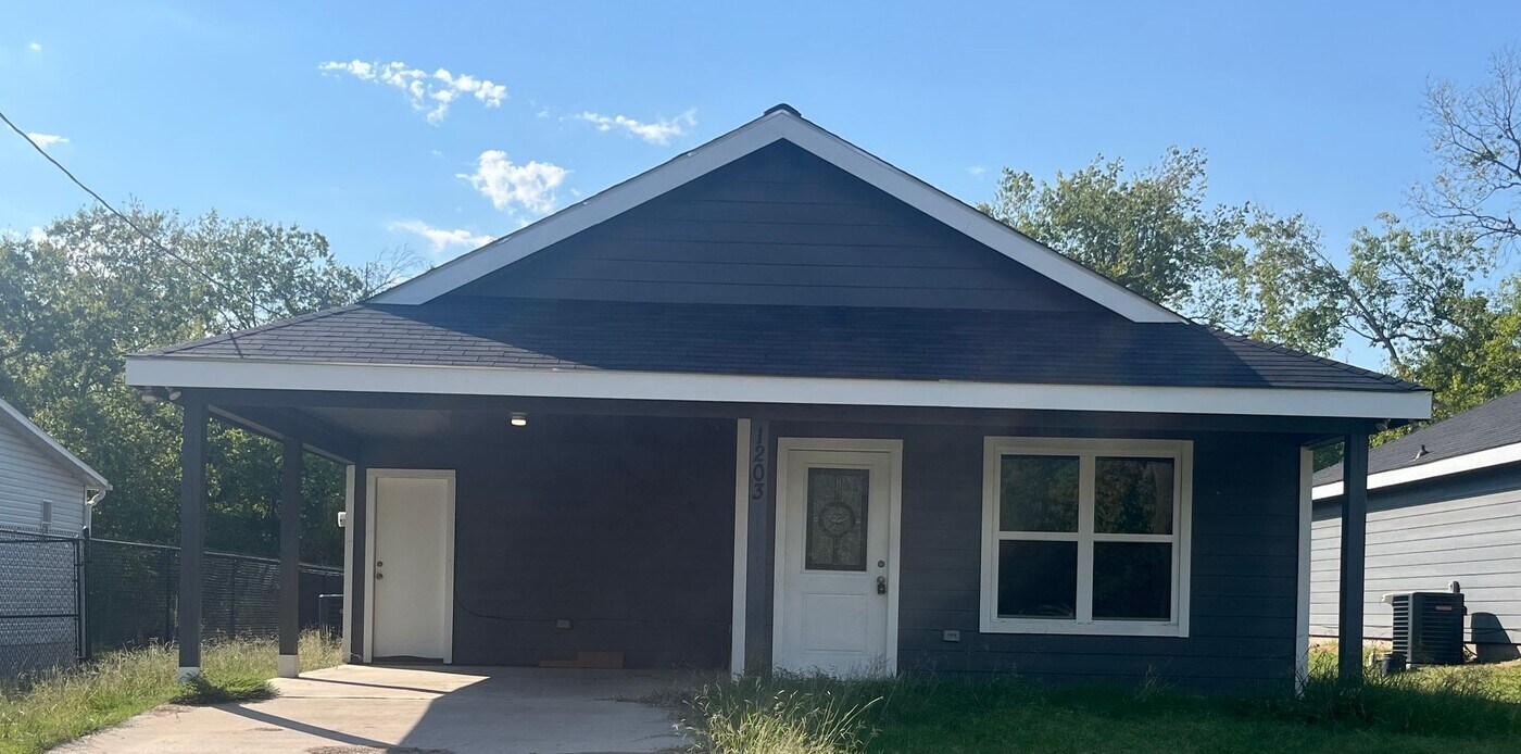 1203 Booker St in Commerce, TX - Building Photo