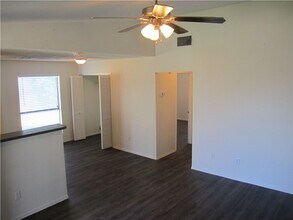 2213 Yellow Jacket Ln in Austin, TX - Foto de edificio - Building Photo