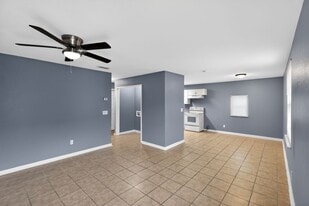 1000 Transmitter Rd, Unit B4 in Panama City, FL - Building Photo