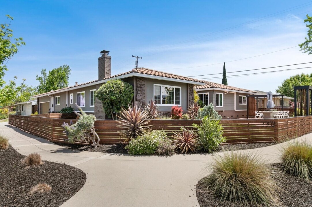 3302 Como Ln in San Jose, CA - Building Photo