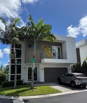 7547 NW 98th Ave in Doral, FL - Building Photo