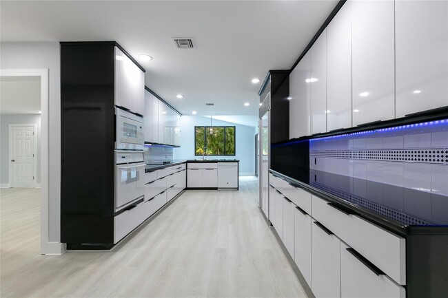 13401 SW 83rd Ave in Pinecrest, FL - Foto de edificio - Building Photo