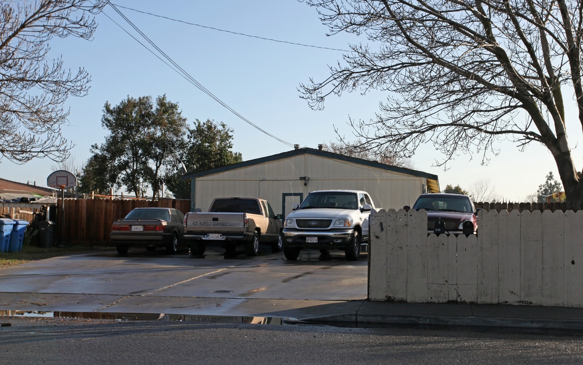 670-672 Soderquist Rd in Turlock, CA - Building Photo