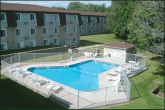 2213 W Willow Knolls Dr in Peoria, IL - Building Photo - Building Photo