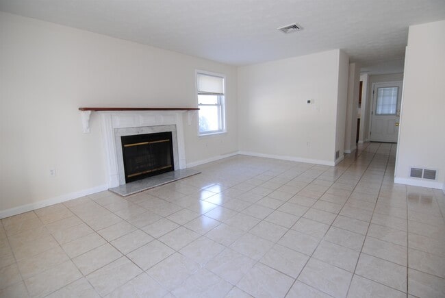 18 Cadogan Way in Nashua, NH - Building Photo - Building Photo