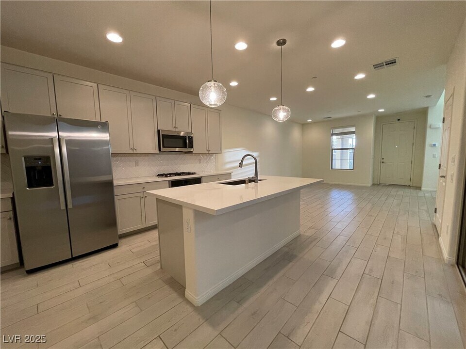 11751 Emerald Lk Ave in Las Vegas, NV - Building Photo