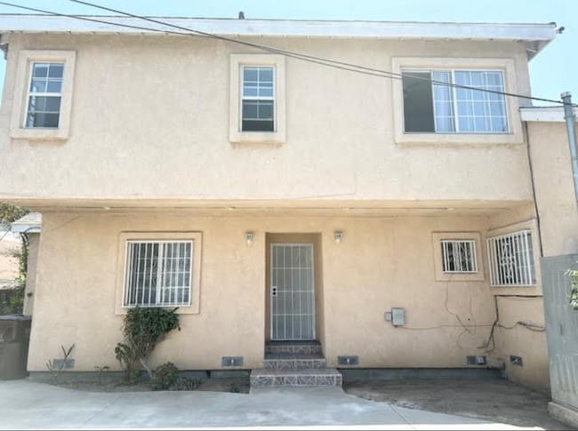 711 W Spruce St in Compton, CA - Foto de edificio - Building Photo