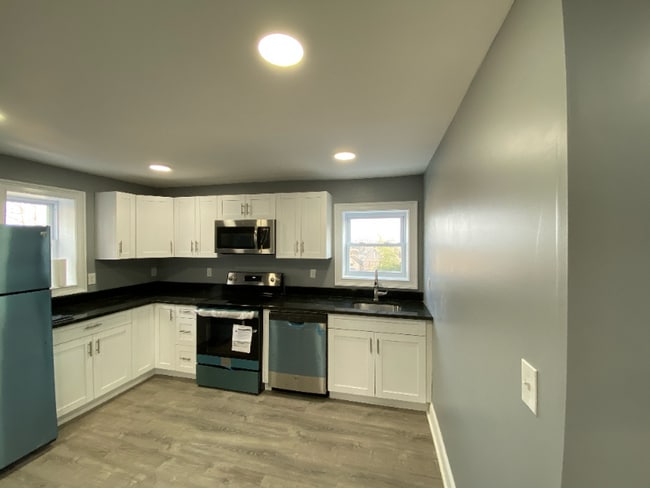 301 Lilac Ln in Carlstadt, NJ - Building Photo - Building Photo