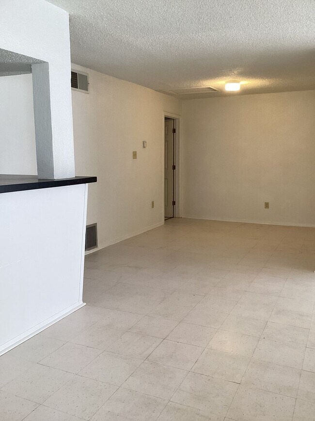 1020 W 3rd St in Portales, NM - Building Photo - Building Photo