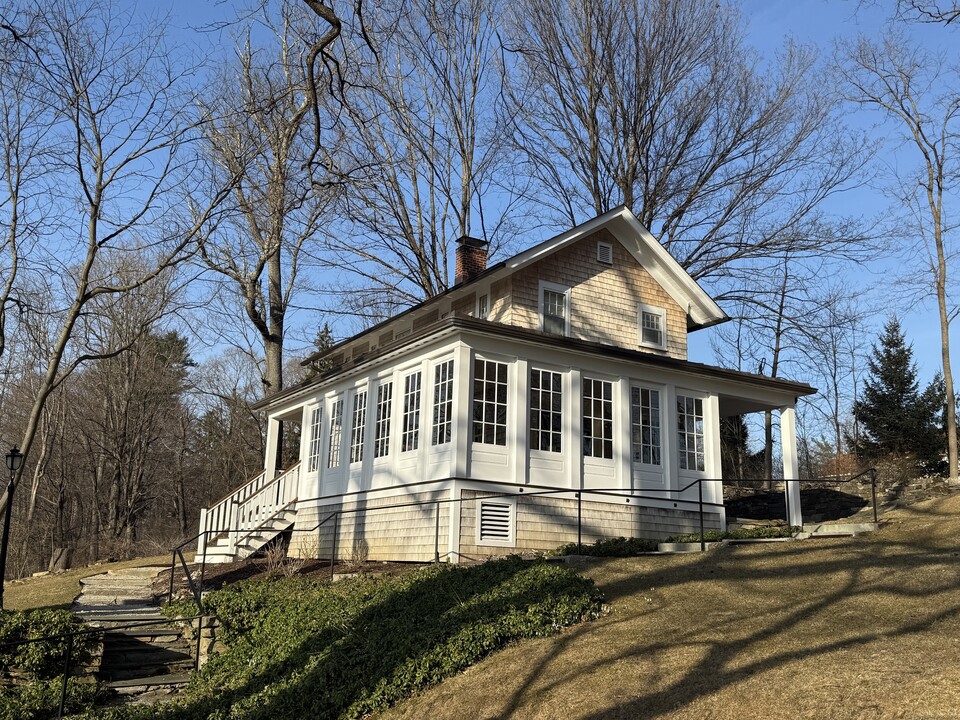 80 Upper Main St in Sharon, CT - Building Photo