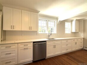 35 La Rue Dr in Huntington, NY - Building Photo - Building Photo