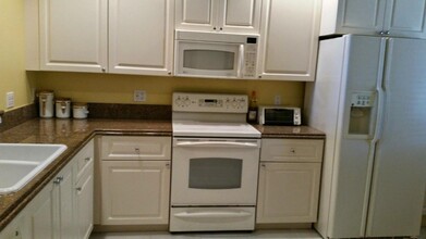13 Harbour Isle Dr W in Fort Pierce, FL - Foto de edificio - Building Photo