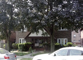 35-37 Claxton Blvd in Toronto, ON - Building Photo
