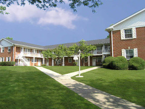 Colonial Gardens in Hinsdale, IL - Foto de edificio - Building Photo