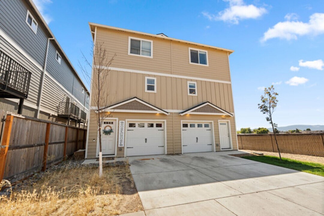 7837 Jacqueline Way in White City, OR - Building Photo