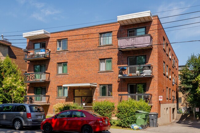 11939 Michel-Sarrazin Rue in Montréal, QC - Building Photo - Building Photo