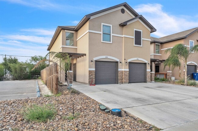 204 Welland Dr in Laredo, TX - Building Photo - Building Photo