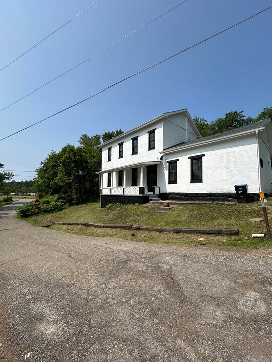 1521 Adamsville Rd in Zanesville, OH - Building Photo