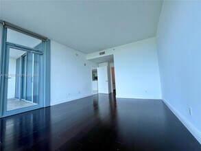 601 NE 36th St, Unit 1008 in Miami, FL - Building Photo - Building Photo