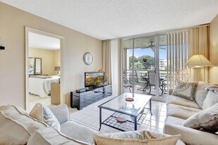 9311 Orange Grove Dr in Davie, FL - Building Photo